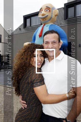 Abcoude 4 april 2021
Najib Amhali wordt 50 jaar en ziet abraham . Najib met zijn vrouw Niama en hun kinderen. Voor het huis staat een Abraham.