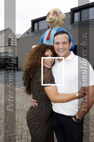 Abcoude 4 april 2021
Najib Amhali wordt 50 jaar en ziet abraham . Najib met zijn vrouw Niama en hun kinderen. Voor het huis staat een Abraham.