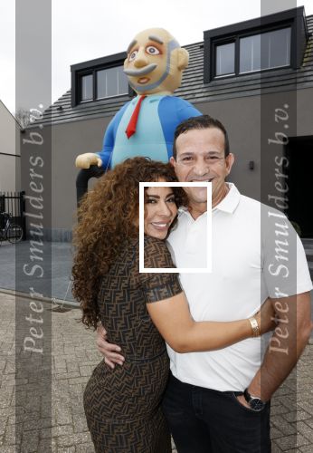 Abcoude 4 april 2021
Najib Amhali wordt 50 jaar en ziet abraham . Najib met zijn vrouw Niama en hun kinderen. Voor het huis staat een Abraham.