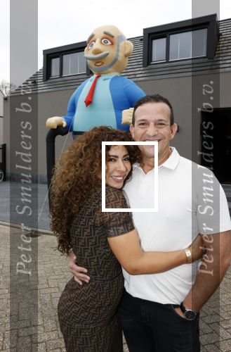 Abcoude 4 april 2021
Najib Amhali wordt 50 jaar en ziet abraham . Najib met zijn vrouw Niama en hun kinderen. Voor het huis staat een Abraham.