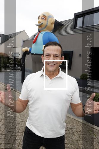 Abcoude 4 april 2021
Najib Amhali wordt 50 jaar en ziet abraham . Najib met zijn vrouw Niama en hun kinderen. Voor het huis staat een Abraham.