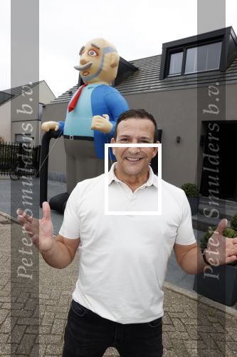 Abcoude 4 april 2021
Najib Amhali wordt 50 jaar en ziet abraham . Najib met zijn vrouw Niama en hun kinderen. Voor het huis staat een Abraham.