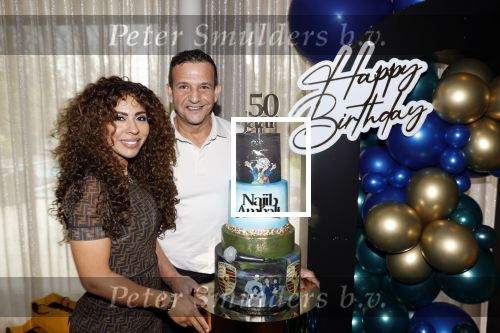 Abcoude 4 april 2021
Najib Amhali wordt 50 jaar en ziet abraham . Najib met zijn vrouw Niama en hun kinderen. Voor het huis staat een Abraham.