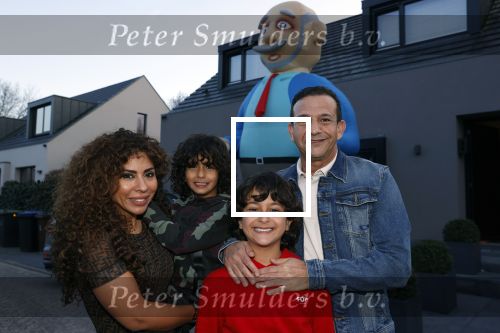 Abcoude 4 april 2021
Najib Amhali wordt 50 jaar en ziet abraham . Najib met zijn vrouw Niama en hun kinderen. Voor het huis staat een Abraham.