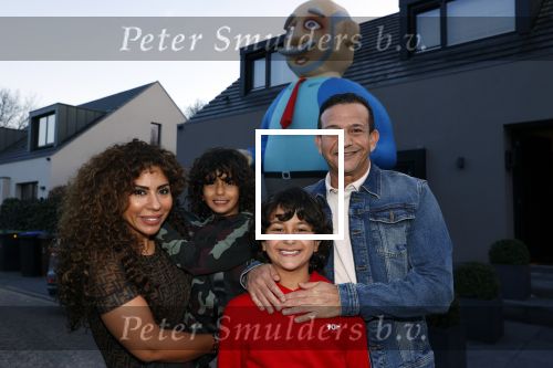 Abcoude 4 april 2021
Najib Amhali wordt 50 jaar en ziet abraham . Najib met zijn vrouw Niama en hun kinderen. Voor het huis staat een Abraham.
