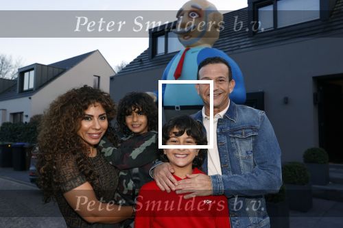 Abcoude 4 april 2021
Najib Amhali wordt 50 jaar en ziet abraham . Najib met zijn vrouw Niama en hun kinderen. Voor het huis staat een Abraham.