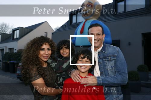Abcoude 4 april 2021
Najib Amhali wordt 50 jaar en ziet abraham . Najib met zijn vrouw Niama en hun kinderen. Voor het huis staat een Abraham.