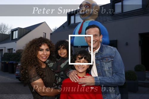 Abcoude 4 april 2021
Najib Amhali wordt 50 jaar en ziet abraham . Najib met zijn vrouw Niama en hun kinderen. Voor het huis staat een Abraham.
