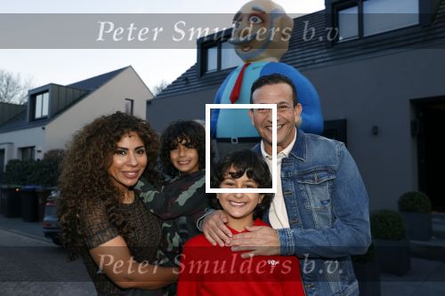 Abcoude 4 april 2021
Najib Amhali wordt 50 jaar en ziet abraham . Najib met zijn vrouw Niama en hun kinderen. Voor het huis staat een Abraham.