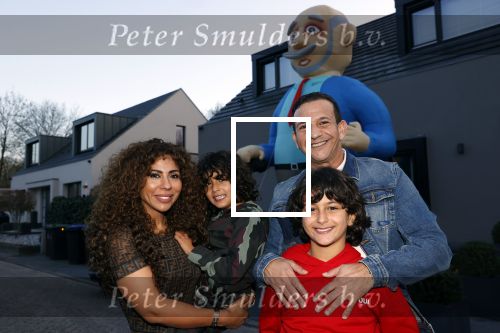 Abcoude 4 april 2021
Najib Amhali wordt 50 jaar en ziet abraham . Najib met zijn vrouw Niama en hun kinderen. Voor het huis staat een Abraham.