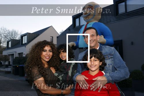Abcoude 4 april 2021
Najib Amhali wordt 50 jaar en ziet abraham . Najib met zijn vrouw Niama en hun kinderen. Voor het huis staat een Abraham.