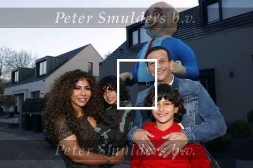 Abcoude 4 april 2021
Najib Amhali wordt 50 jaar en ziet abraham . Najib met zijn vrouw Niama en hun kinderen. Voor het huis staat een Abraham.