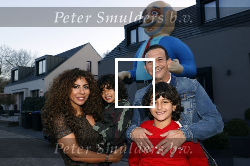 Abcoude 4 april 2021
Najib Amhali wordt 50 jaar en ziet abraham . Najib met zijn vrouw Niama en hun kinderen. Voor het huis staat een Abraham.