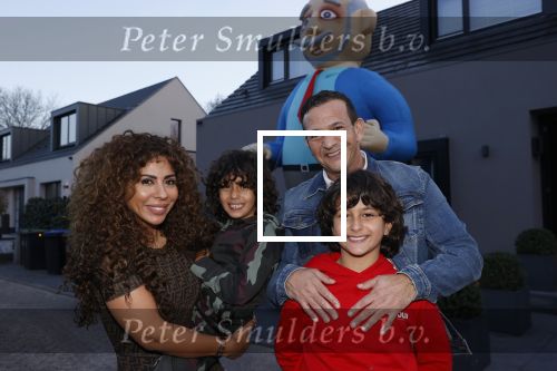 Abcoude 4 april 2021
Najib Amhali wordt 50 jaar en ziet abraham . Najib met zijn vrouw Niama en hun kinderen. Voor het huis staat een Abraham.