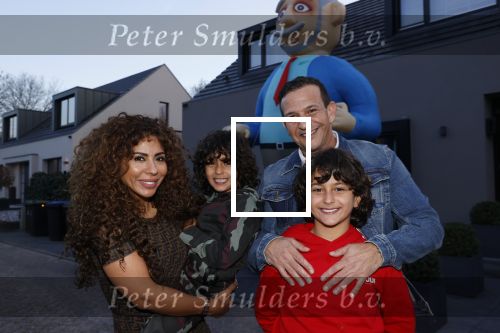 Abcoude 4 april 2021
Najib Amhali wordt 50 jaar en ziet abraham . Najib met zijn vrouw Niama en hun kinderen. Voor het huis staat een Abraham.