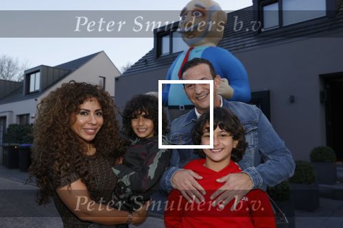 Abcoude 4 april 2021
Najib Amhali wordt 50 jaar en ziet abraham . Najib met zijn vrouw Niama en hun kinderen. Voor het huis staat een Abraham.