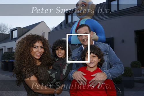 Abcoude 4 april 2021
Najib Amhali wordt 50 jaar en ziet abraham . Najib met zijn vrouw Niama en hun kinderen. Voor het huis staat een Abraham.