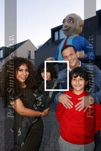 Abcoude 4 april 2021
Najib Amhali wordt 50 jaar en ziet abraham . Najib met zijn vrouw Niama en hun kinderen. Voor het huis staat een Abraham.