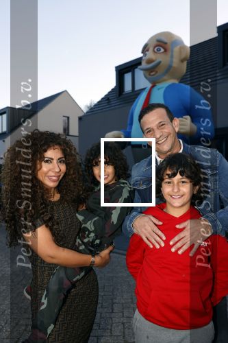 Abcoude 4 april 2021
Najib Amhali wordt 50 jaar en ziet abraham . Najib met zijn vrouw Niama en hun kinderen. Voor het huis staat een Abraham.
