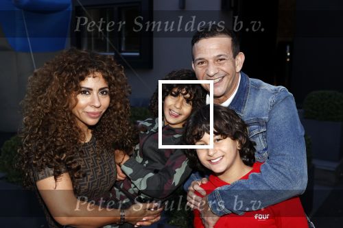 Abcoude 4 april 2021
Najib Amhali wordt 50 jaar en ziet abraham . Najib met zijn vrouw Niama en hun kinderen. Voor het huis staat een Abraham.