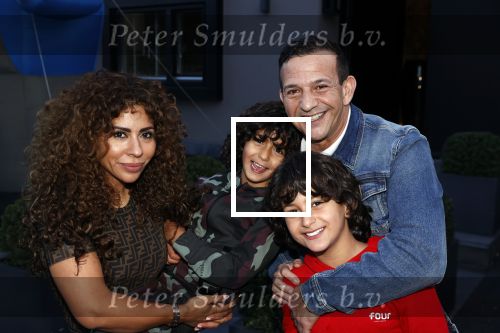 Abcoude 4 april 2021
Najib Amhali wordt 50 jaar en ziet abraham . Najib met zijn vrouw Niama en hun kinderen. Voor het huis staat een Abraham.