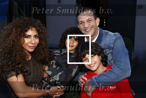 Abcoude 4 april 2021
Najib Amhali wordt 50 jaar en ziet abraham . Najib met zijn vrouw Niama en hun kinderen. Voor het huis staat een Abraham.