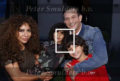 Abcoude 4 april 2021
Najib Amhali wordt 50 jaar en ziet abraham . Najib met zijn vrouw Niama en hun kinderen. Voor het huis staat een Abraham.
