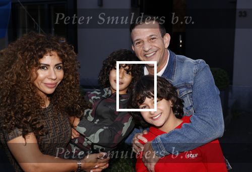 Abcoude 4 april 2021
Najib Amhali wordt 50 jaar en ziet abraham . Najib met zijn vrouw Niama en hun kinderen. Voor het huis staat een Abraham.