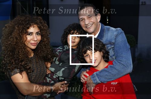 Abcoude 4 april 2021
Najib Amhali wordt 50 jaar en ziet abraham . Najib met zijn vrouw Niama en hun kinderen. Voor het huis staat een Abraham.