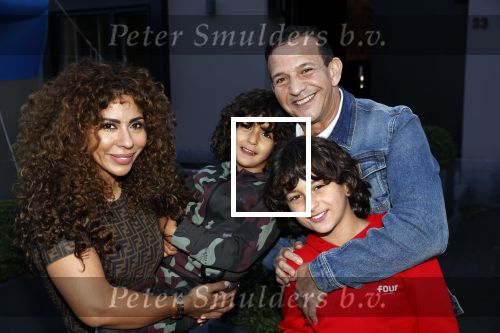 Abcoude 4 april 2021
Najib Amhali wordt 50 jaar en ziet abraham . Najib met zijn vrouw Niama en hun kinderen. Voor het huis staat een Abraham.