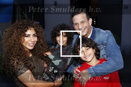 Abcoude 4 april 2021
Najib Amhali wordt 50 jaar en ziet abraham . Najib met zijn vrouw Niama en hun kinderen. Voor het huis staat een Abraham.