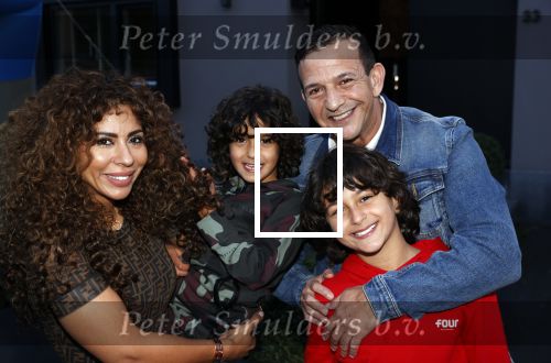 Abcoude 4 april 2021
Najib Amhali wordt 50 jaar en ziet abraham . Najib met zijn vrouw Niama en hun kinderen. Voor het huis staat een Abraham.
