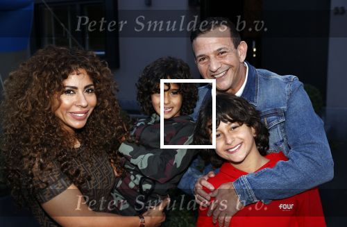 Abcoude 4 april 2021
Najib Amhali wordt 50 jaar en ziet abraham . Najib met zijn vrouw Niama en hun kinderen. Voor het huis staat een Abraham.