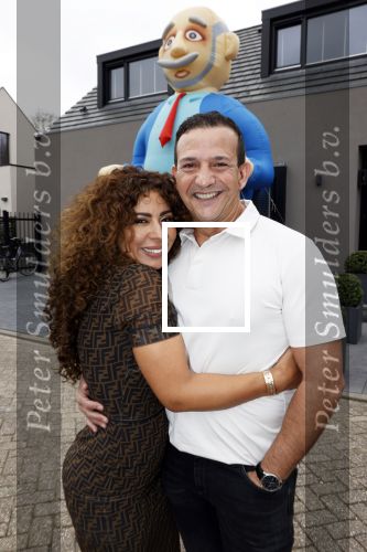 Abcoude 4 april 2021
Najib Amhali wordt 50 jaar en ziet abraham . Najib met zijn vrouw Niama en hun kinderen. Voor het huis staat een Abraham.