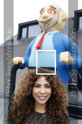 Abcoude 4 april 2021
Najib Amhali wordt 50 jaar en ziet abraham . Najib met zijn vrouw Niama en hun kinderen. Voor het huis staat een Abraham.