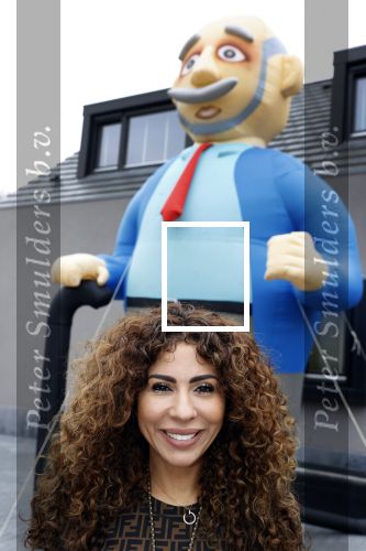 Abcoude 4 april 2021
Najib Amhali wordt 50 jaar en ziet abraham . Najib met zijn vrouw Niama en hun kinderen. Voor het huis staat een Abraham.