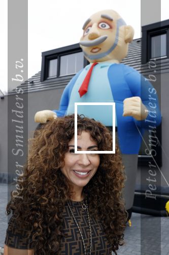 Abcoude 4 april 2021
Najib Amhali wordt 50 jaar en ziet abraham . Najib met zijn vrouw Niama en hun kinderen. Voor het huis staat een Abraham.