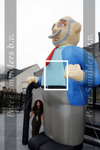 Abcoude 4 april 2021
Najib Amhali wordt 50 jaar en ziet abraham . Najib met zijn vrouw Niama en hun kinderen. Voor het huis staat een Abraham.