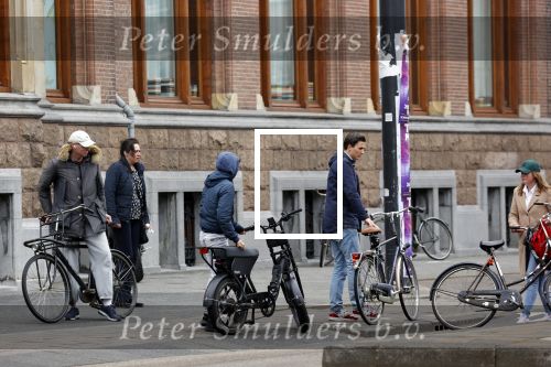 Amsterdam 8 mei 2021
Klein ongeluk tussen fietster en een jongen op een electrische dopio fiets