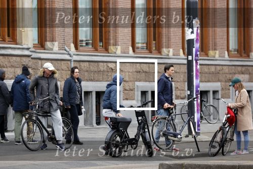 Amsterdam 8 mei 2021
Klein ongeluk tussen fietster en een jongen op een electrische dopio fiets