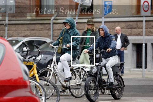 Amsterdam 8 mei 2021
Klein ongeluk tussen fietster en een jongen op een electrische dopio fiets