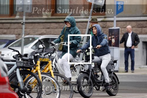 Amsterdam 8 mei 2021
Klein ongeluk tussen fietster en een jongen op een electrische dopio fiets