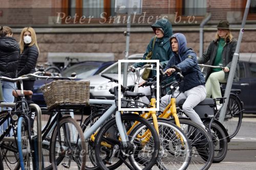 Amsterdam 8 mei 2021
Klein ongeluk tussen fietster en een jongen op een electrische dopio fiets
