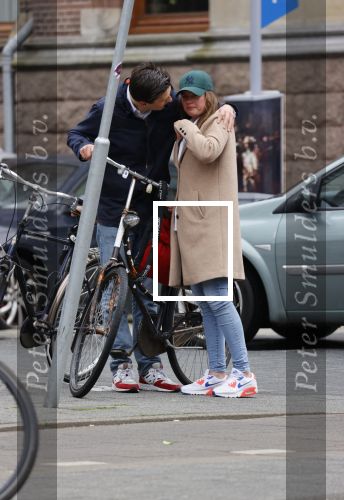 Amsterdam 8 mei 2021
Klein ongeluk tussen fietster en een jongen op een electrische dopio fiets
