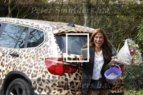 Bergen 19 april 2021
Patty Brard brengt een box met haar produkten rond naar Bn ers . Haar auto is in tijger kleuren gewrapt