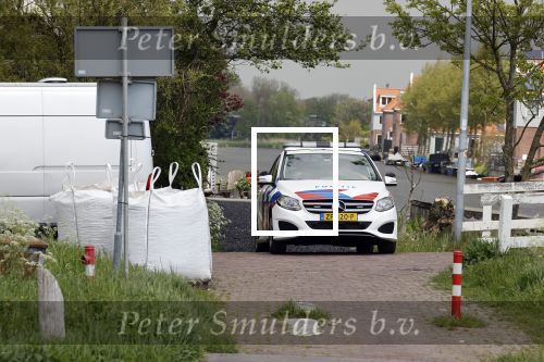 Broek en Waterland 20 mei 2021
Politie doet onderzoek naar de schietpartij/overval in Broek en Waterland . oa Karin Bloemen en boer Geet Jan v Meerveld wonen daar.