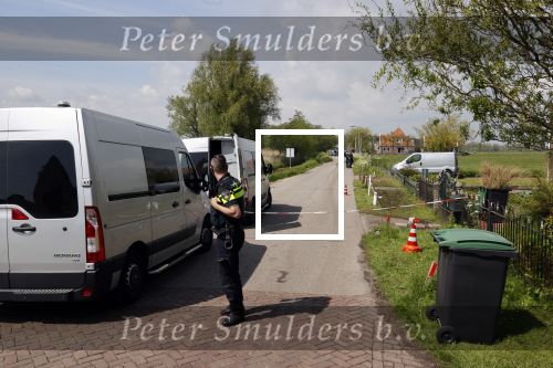 Broek en Waterland 20 mei 2021
Politie doet onderzoek naar de schietpartij/overval in Broek en Waterland . oa Karin Bloemen en boer Geet Jan v Meerveld wonen daar.