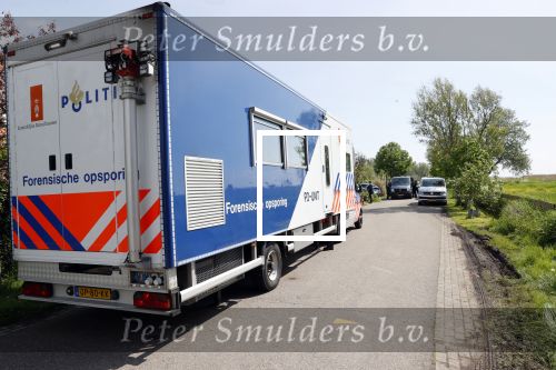Broek en Waterland 20 mei 2021
Politie doet onderzoek naar de schietpartij/overval in Broek en Waterland . oa Karin Bloemen en boer Geet Jan v Meerveld wonen daar.