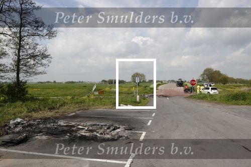Broek en Waterland 20 mei 2021
Politie doet onderzoek naar de schietpartij/overval in Broek en Waterland . oa Karin Bloemen en boer Geet Jan v Meerveld wonen daar.