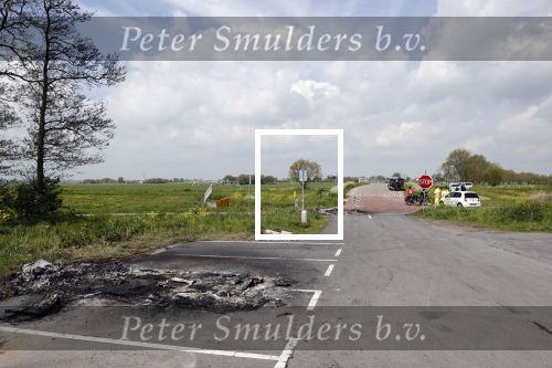 Broek en Waterland 20 mei 2021
Politie doet onderzoek naar de schietpartij/overval in Broek en Waterland . oa Karin Bloemen en boer Geet Jan v Meerveld wonen daar.